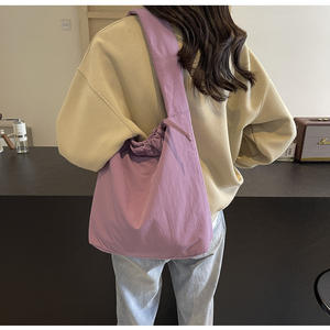 Bolso de Hombro Tipo Hobo para Mujer, Personalizado con Logotipo, Gran Capacidad, Cierre con Cordón, Ligero, Resistente al Agua, Venta al Por Mayor - Product Image 4