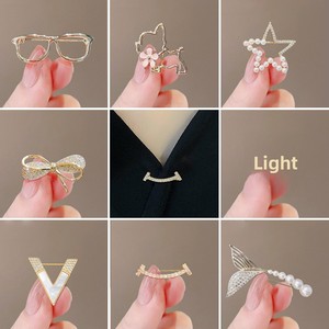 Broche de créateur de luxe pour femme en alliage et strass, motif nœud, élégante, épingle anti-exposition pour chemise, vente en gros - Product Image 4