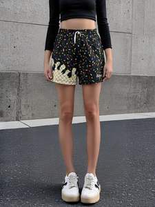 شورت رياضي رجالي خفيف الوزن سريع الجفاف بتصميم شبكي وطباعة جرافيتي مع جيوب للتمارين الرياضية والجري - Product Image 3