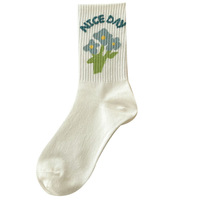 Nouvelles chaussettes blanches pour femmes, mignonnes, motif de fleur de dessin animé, douces et respirantes, en coton, 2023