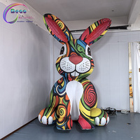 Mascotte gonflable géante en forme de lapin coloré avec motifs graffiti pour l'exposition d'art de Pâques