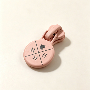 Tirant de fermeture éclair rond rose imprimé avec logo HH en alliage pour sacs, pochettes, portefeuilles et accessoires quotidiens - Product Image 2