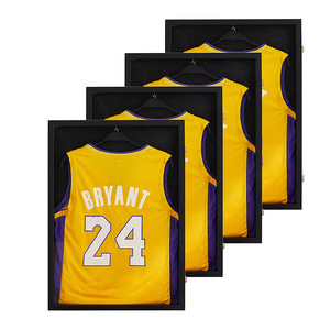 กรอบโชว์เสื้อเจอร์ซีย์สีดำสำหรับบาสเกตบอล ฟุตบอล ติดผนัง พร้อมที่แขวนสองอัน กรอบรูปเสื้อผ้าทำมือ - Product Image 1