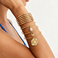 Ensemble de 9 Bracelets Dorés Luxe Léger, Pendentif Cœur Fleur Perle Haut de Gamme, Bijoux de Main Empilables Tendance