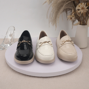 Vente en gros usine – Nouveaux mocassins élégants en cuir verni noir grande taille pour <span class=keywords><strong>femme</strong></span> avec boucle dorée, chaussures de bureau pour <span class=keywords><strong>femme</strong></span> 2026 - Product Image 4