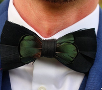 Maßgefertigte Handgemachte Natürliche Brosche Reversnadel Feder-Fliege für Hochzeits-Accessoire Party Herren Smoking Krawatte Kostüm Kleidung