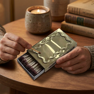 Boîte d'allumettes rectangulaire dorée vintage avec motif en relief, impression écologique, résistante à l'eau, durable pour l'allumage de bougies, personnalisable - Product Image 1