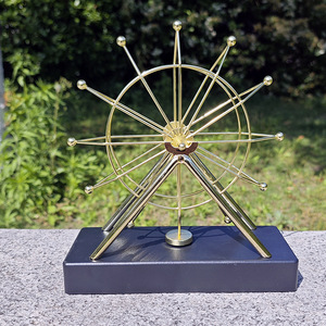 Vente en gros d'ornements de grande roue dorés à rotation éternelle décoration de bureau à domicile grande roue boule de Newton - Product Image 4