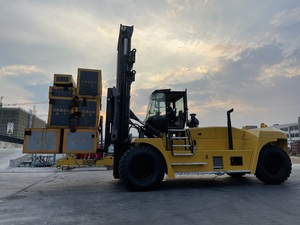 Pour 40 tonnes, avec mât à deux étages et fourche de 2400 mm de longueur, le moteur fournit une puissance et des heures de fonctionnement prolongées. Capacité de 40 tonnes - Product Image 6