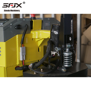 Transpalette électrique hydraulique Xinsda Machinery, capacité 2000-3000 kg, fourches réglables, corps jaune - Product Image 4