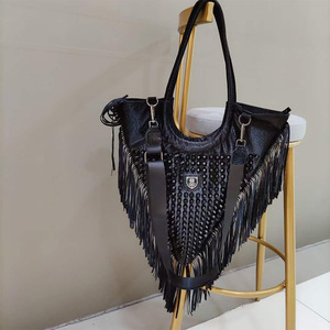 Bolso de Hombro Tipo Hobo de Lujo para Mujer, en PU Negro, con Borlas, Estilo Shopper, Triangular, con Cierre de Cremallera, Correa de Cadena, Capacidad de 2L - Product Image 4