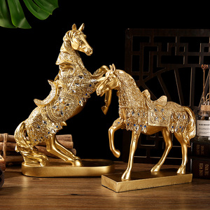 Venta al por mayor de figuritas de caballo personalizadas de lujo para decoración del hogar, estatuilla de caballo de resina dorada de la suerte - Product Image 1