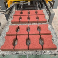 Petite machine automatique de fabrication de pavés en béton coloré emboîtables avec système hydraulique pour briques en Ouganda
