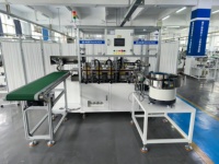 Machine de scellage de sachets souples entièrement automatique et personnalisable avec bec verseur, moteur PLC, pour sacs en plastique, haute capacité 2200-2400 pièces/heure