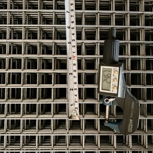 Panneau soudé avec revêtement électrogalvanisé, avec service de pliage et de découpe pour la soudure de mailles à trous carrés - Product Image 2