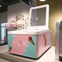 Petite vitrine réfrigérée verticale pour la présentation de gelato, de crème glacée et de sucettes glacées
