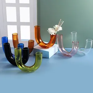 Vaso in vetro nordico ins con composizione floreale a forma di U di colore e vaso in vetro con composizione floreale fresca per la decorazione