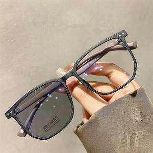 Gafas de Sol Cuadradas con Cambio de Color, Anti Luz Azul, Fotocromáticas, para Hombre y Mujer, Moda Vintage 2025 - Product Image 1