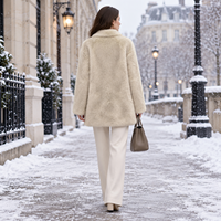 Manteau en fourrure beige OEM à revers crantés, devant ouvert, poches plaquées, coupe ample et manches larges, idéal pour l'automne-hiver et le style urbain