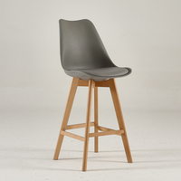 Ensemble de 4 chaises de bar modernes tulipe en plastique pieds en bois de hêtre durable tabourets de bar pour la maison la cuisine le restaurant
