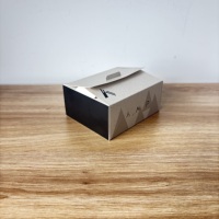 Elegante Caja de Cartón con Acabado Mate y Logotipo Vintage para Barras de Chocolate Artesanal y Ocasiones de Regalos Gourmet