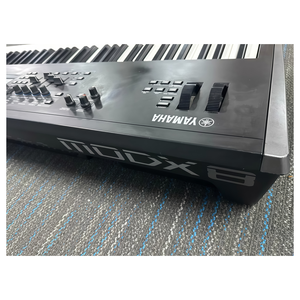 Jelo d'occasion 90% neuf pour <span class=keywords><strong>synthétiseur</strong></span> numérique portable MODX8 <span class=keywords><strong>88</strong></span> <span class=keywords><strong>touches</strong></span> avec clavier à mécanisme marteau Beffa et prise casque - Product Image 4