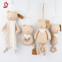 Hochet sensoriel pour bébé personnalisé en usine jouet en peluche ours disquette biologique conception animale en bois jouet à mâcher hochet pour bébé en bois