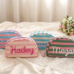 Sac de maquillage personnalisé en polyester avec nom brodé à la main, coquillage coloré, printemps et été - Product Image 1