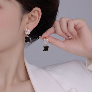 ต่างหูผู้หญิงระดับไฮเอนด์สไตล์เซียวเซียงเฟิง ประดับเพชรซิคอนสีดำขาว ดีไซน์ทันสมัย โดดเด่นไม่ซ้ำใคร สไตล์หรูหราเบาๆ  ของขวัญเสริมบุคลิกภาพ - Product Image 2