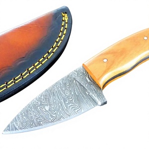 Couteau de camping artisanal en acier carbone, manche en bois d'olivier, étui en cuir, usage extérieur, bord partiellement dentelé - Product Image 1