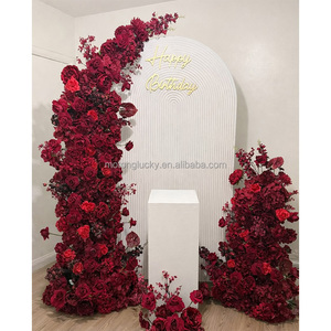 Roter Hortensien-Ramhorn-Bogen für Hochzeitsdekoration, Goldständer mit Seidenweißen Rosen und Eukalyptus für Gartenzeremonien, Eingangsbereiche, Partys und Events - Product Image 1