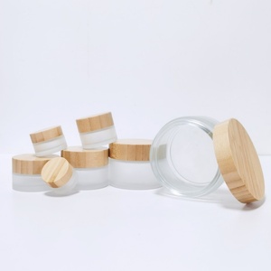 Vente en gros de pots en verre givré, contenants pour crème pour le visage avec couvercles à vis en bambou - Product Image 4