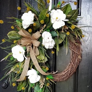 Couronne de Magnolia de Haute Qualité Southpeak pour Porte d'Entrée, Fleurs Artificielles Réalistes au Toucher, Décoration Printemps, Noël, <span class=keywords><strong>Mariage</strong></span>, Mur de la Maison - Product Image 1