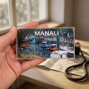 Imán Decorativo para Refrigerador con Diseño de Manali, Recuerdo Turístico del Himalaya, Ideal para Regalos en Tiendas de Viajes - Product Image 1