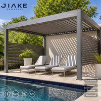 Pergola moderne en métal Jiake avec panneaux latéraux, toit à lames motorisées et écran d'intimité, espace au bord de la piscine pour la détente sur la terrasse