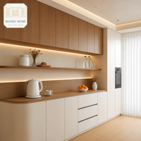 Buffet de salle à manger personnalisé de style Japandi avec dessus en chêne chaud et étagères ouvertes à double éclairage LED |   Unité de base blanche |   OEM