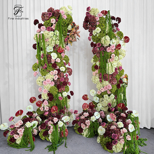 Arche florale artificielle avec des fleurs roses, vertes et bordeaux mélangées, décoration florale luxurante pour les mariages - Product Image 1