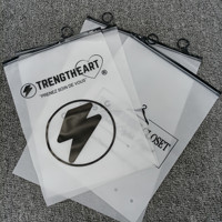 Sacs à fermeture éclair givrés avec logo personnalisé Sacs de vêtement en plastique mat avec fermeture éclair pour vêtements, chaussures, chaussettes, emballage