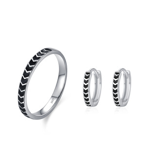 Conjunto de Anillo y Pendientes de Plata de Ley 925 Estilo Punk Retro con Resina Epoxi Negra para Mujer - Joyería de Diseño Exclusivo y Moderno - Product Image 1