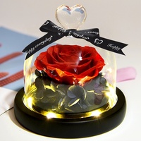 Vraies roses éternelles romantiques dans un dôme en verre, pièces, fleurs romantiques, avec tige