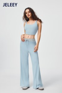 Matching set featuring a sports vest and loose-fitting, straight-leg <b>trousers</b> with an adjustable <b>drawstring</b>. - Product Image 4