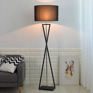 Lampadaire <span class=keywords><strong>sur</strong></span> pied de luxe exquis nordique moderne pour la décoration intérieure Led lampadaire d'hôtel trépied noir européen - Product Image 1