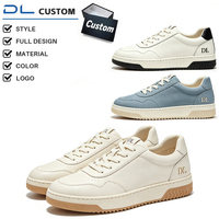 Chaussures basses décontractées pour hommes en cuir synthétique lisse avec logo métallique personnalisé, à lacets et semelle plate