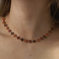 Collier élégant avec pierres précieuses florales, design à maillons en cristal coloré, bijoux tendance pour femmes, design personnalisé