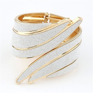 Pulsera Electrochapada con Incrustaciones de Diamantes, Estilo Punk Metálico, con Alas de Ángel Exageradas, Diseño Europeo Americano, Acabado Mate y Brillante - Product Image 4