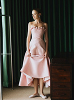 Robe de soirée plissée rose de haute qualité avec jupe ample et cape, style cintré à la taille