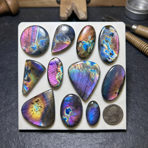 Cabochon de labradorite violette naturelle, pierre précieuse en vrac pour la création de bijoux personnalisés, pierre polie de toutes tailles - Product Image 5