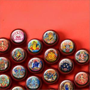 ห่วงคล้องโทรศัพท์มือถือแบบทิเบต ทังก้า ซินนาบาร์ พร้อมลูกปัดห่วงคล้องข้อมือ ลิงยาน มันตรา กรีนทารา เยลโล่เวลธ์ - Product Image 1