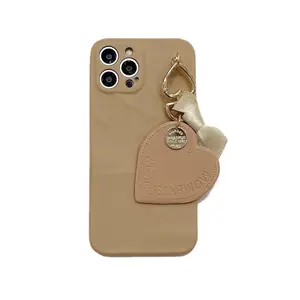 奢华设计卡其色折叠纹理手机壳，带爱心心形皮革吊坠TPU手机壳，适用于iphone 7-13 Pro Max
