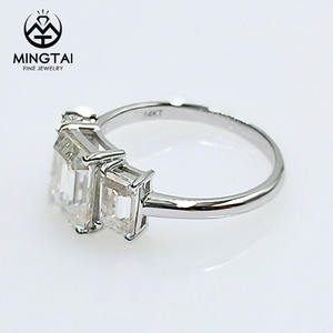 2.5ct Corte Esmeralda Moissanite <span class=keywords><strong>Cing</strong></span> Center 2mm Banda 14K Oro blanco sólido Anillos de boda de compromiso - Product Image 2